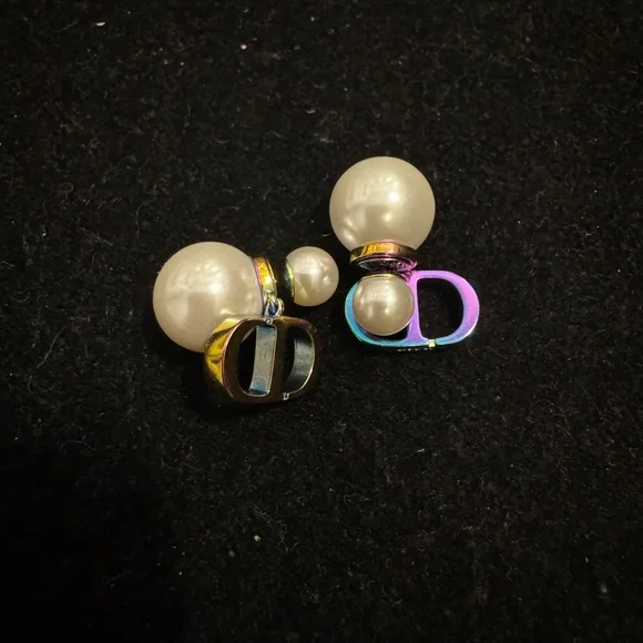 Dior Elegant Pearl Earrings with Silver Accents - Picture 1 of 4